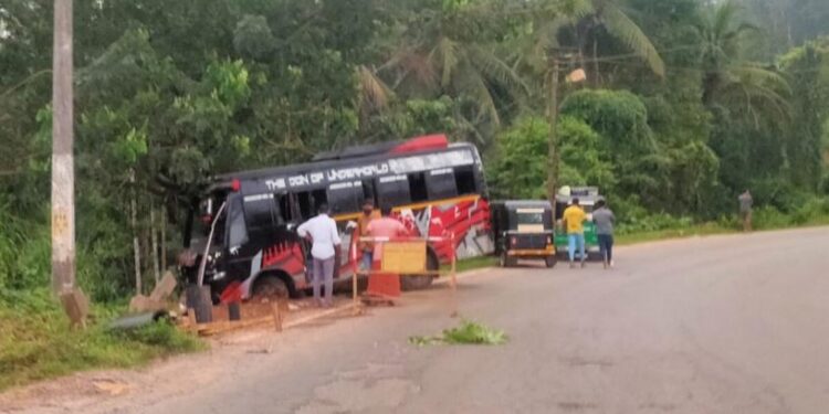 ಪುತ್ತೂರು : ರಸ್ತೆಯಂಚಿನ ಹೊಂಡಕ್ಕೆ ವಾಲಿದ ಮಿನಿ ಬಸ್!
