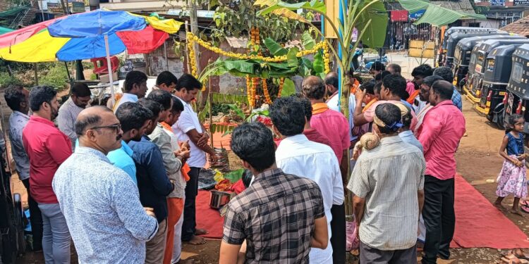 ಮಾಣಿ : ವಿಶಿಷ್ಟ ರೀತಿಯಲ್ಲಿ ಆಯುಧ ಪೂಜೆ ನಡೆಸಿದ ರಿಕ್ಷಾ ಚಾಲಕರು