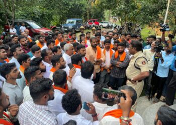 ಬಿಲ್ಲವ ಹೆಣ್ಮಕ್ಕಳ ಬಗ್ಗೆ ನಾಲಿಗೆ ಹರಿಬಿಟ್ಟ ಅರಣ್ಯಾಧಿಕಾರಿ ವಿರುದ್ಧ ಹಿಂದೂ ಜಾಗರಣ ವೇದಿಕೆಯಿಂದ ಭಜನೆ ಮೂಲಕ ಪ್ರತಿಭಟನೆ