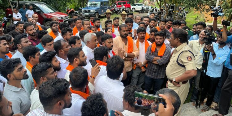 ಬಿಲ್ಲವ ಹೆಣ್ಮಕ್ಕಳ ಬಗ್ಗೆ ನಾಲಿಗೆ ಹರಿಬಿಟ್ಟ ಅರಣ್ಯಾಧಿಕಾರಿ ವಿರುದ್ಧ ಹಿಂದೂ ಜಾಗರಣ ವೇದಿಕೆಯಿಂದ ಭಜನೆ ಮೂಲಕ ಪ್ರತಿಭಟನೆ