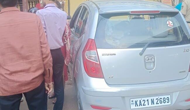 ಪುತ್ತೂರು : ರಸ್ತೆ ಬದಿ ನಿಂತಿದ್ದ ಮಹಿಳೆಗೆ ಕಾರು ಡಿಕ್ಕಿ!