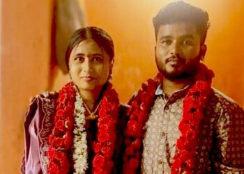 ಪ್ರೀತಿಸಿ ಮದ್ವೆಯಾದ ಜೋಡಿಯನ್ನ ಬೇರ್ಪಡಿಸಿದ ಪೊಲೀಸರು! ಹೆಂಡತಿ ಬೇಕು ಅಂತ ಸ್ಟೇಷನ್ ಮುಂದೆ ಯುವಕನ ಪ್ರತಿಭಟನೆ