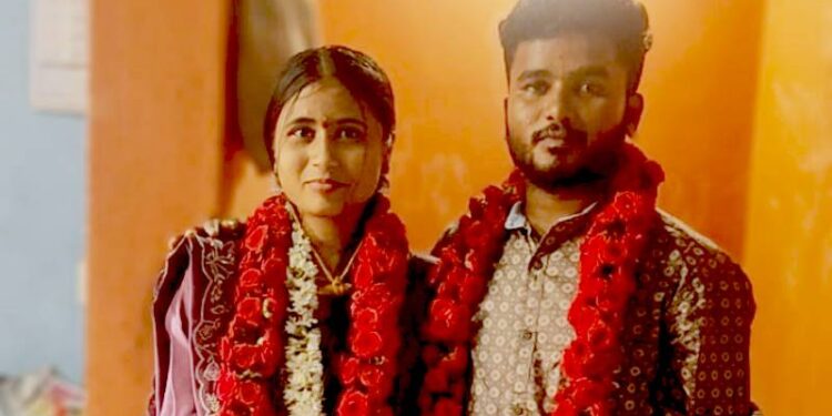 ಪ್ರೀತಿಸಿ ಮದ್ವೆಯಾದ ಜೋಡಿಯನ್ನ ಬೇರ್ಪಡಿಸಿದ ಪೊಲೀಸರು! ಹೆಂಡತಿ ಬೇಕು ಅಂತ ಸ್ಟೇಷನ್ ಮುಂದೆ ಯುವಕನ ಪ್ರತಿಭಟನೆ