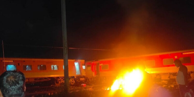 ಮೈಸೂರಿನಿಂದ ದರ್ಭಾಂಗ್‌ಗೆ ತೆರಳುತ್ತಿದ್ದ ಎಕ್ಸ್‌ಪ್ರೆಸ್, ಗೂಡ್ಸ್ ರೈಲಿಗೆ ಡಿಕ್ಕಿ!