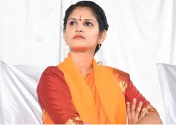 ಚೈತ್ರಾರನ್ನು ಹೊರಗೆ ಕಳುಹಿಸುವಂತೆ ಒತ್ತಾಯ : ಕಾರ್ಯಕ್ರಮ ಸ್ಥಗಿತ ಮಾಡಿಸುತ್ತೇನೆ ಎಂದ ವಕೀಲ!