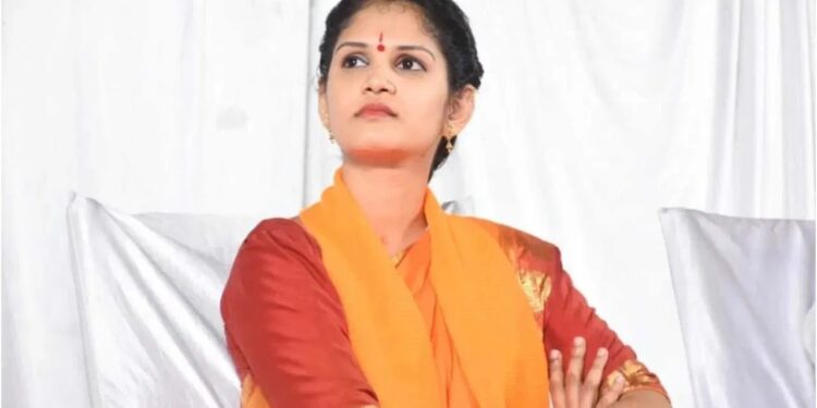 ಚೈತ್ರಾರನ್ನು ಹೊರಗೆ ಕಳುಹಿಸುವಂತೆ ಒತ್ತಾಯ : ಕಾರ್ಯಕ್ರಮ ಸ್ಥಗಿತ ಮಾಡಿಸುತ್ತೇನೆ ಎಂದ ವಕೀಲ!