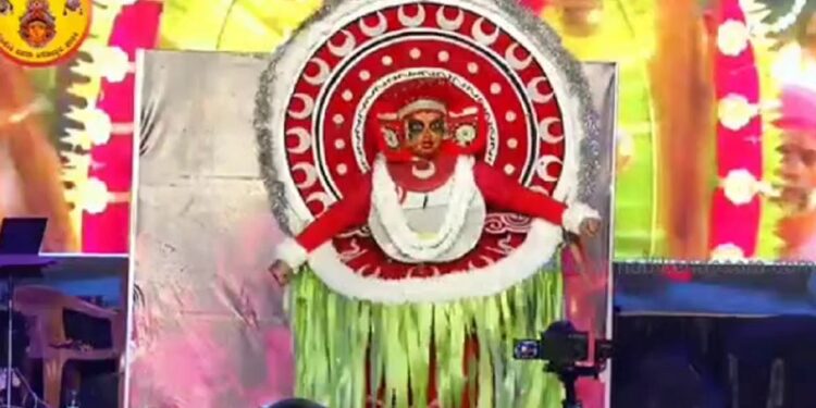 ದಸರಾ ಸಾಂಸ್ಕೃತಿಕ ಕಾರ್ಯಕ್ರಮಗಳಲ್ಲಿ ತುಳುನಾಡಿನ ದೈವ ನರ್ತನ : ಕಾನೂನು ಸಮರಕ್ಕೆ ಮುಂದಾದ ದೈವ ನರ್ತಕರ ಸಂಘ