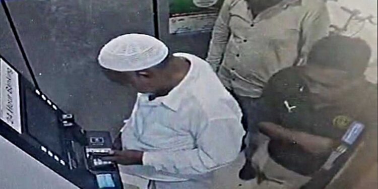 ವೃದ್ದನ ಕೈಯಿಂದ ಎಟಿಎಂ ಕಾರ್ಡ್ ಕದ್ದ ಅಪರಿಚಿತರು ; ವಂಚನೆ