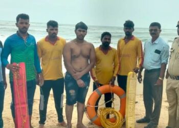 ಗೋಕರ್ಣ ಕಡಲತೀರದಲ್ಲಿ ಕೊಚ್ಚಿ ಹೋಗುತ್ತಿದ್ದ ಇಬ್ಬರು ಪ್ರವಾಸಿಗರ ರಕ್ಷಣೆ!