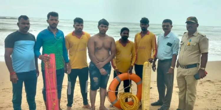 ಗೋಕರ್ಣ ಕಡಲತೀರದಲ್ಲಿ ಕೊಚ್ಚಿ ಹೋಗುತ್ತಿದ್ದ ಇಬ್ಬರು ಪ್ರವಾಸಿಗರ ರಕ್ಷಣೆ!