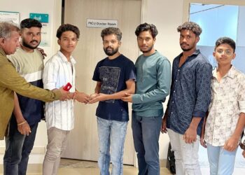 ನವರಾತ್ರಿ ವೇಳೆ ವೇಷ ಹಾಕಿ ನಿಧಿಸಂಗ್ರಹ : ಅನಾರೋಗ್ಯದಿಂದಿರುವ ಮಗುವಿಗೆ ಹಸ್ತಾಂತರ