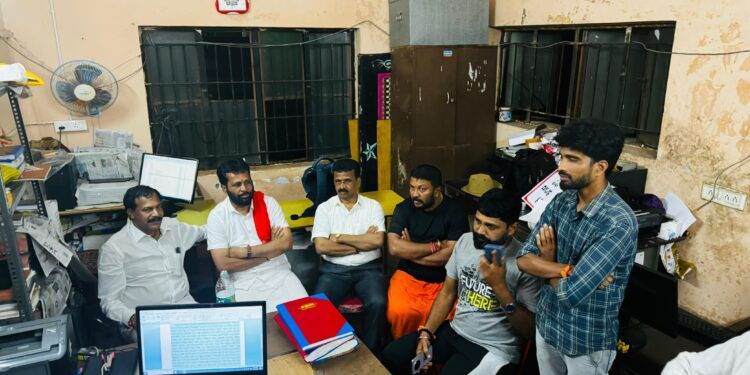 ಹಿಂದೂ ಸಂಘಟನೆಯ ಮುಖಂಡನಿಗೆ ಉಳ್ಳಾಲ ಠಾಣೆಯೊಳಗೆ ಹಲ್ಲೆ ನಡೆಸಿದ ಅನ್ಯಕೋಮಿನ ವ್ಯಕ್ತಿ : ಮಧ್ಯರಾತ್ರಿ ಠಾಣೆಗೆ ಆಗಮಿಸಿದ ಬಿಜೆಪಿ ಹಾಗೂ ಸಂಘಪರಿವಾರದ ಪ್ರಮುಖರು!