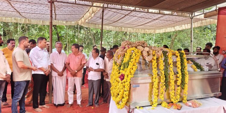 ವಿವೇಕಾನಂದ ವಿದ್ಯಾವರ್ಧಕ ಸಂಘದ ಕಾರ್ಯನಿರ್ವಹಣಾಧಿಕಾರಿ ಭಾಸ್ಕರ್ ಅವರ ಅಂತಿಮ ದರ್ಶನ ಪಡೆದ ಸಂಸದ ಕ್ಯಾಪ್ಟನ್ ಬ್ರಿಜೇಶ್ ಚೌಟ