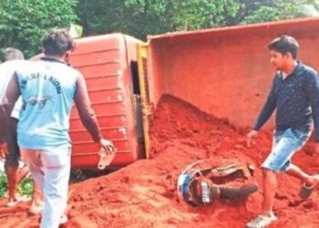 ಟಿಪ್ಪರ್ ಪಲ್ಟಿಯಾಗಿ ಮಣ್ಣಿನಡಿಯಲ್ಲಿ ಸಿಲುಕಿದ ಮಹಿಳೆ; ಆಟೋ ಚಾಲಕನಿಂದ ಉಳಿಯಿತು ಪ್ರಾಣ!