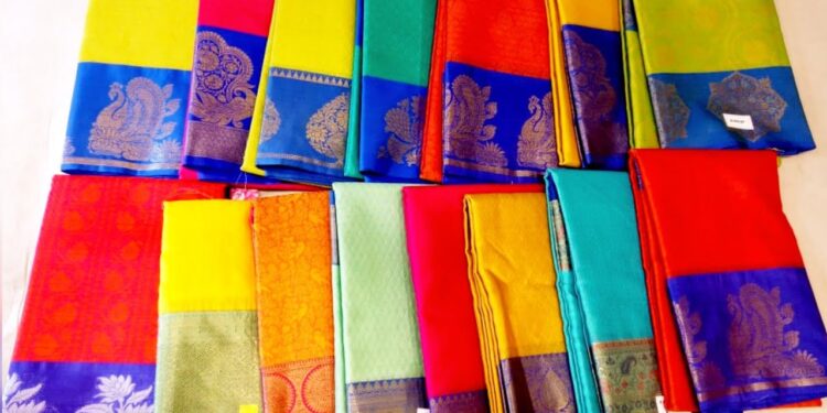 ಪತಿ ಹೊಸ ಸೀರೆ ತಂದುಕೊಟ್ಟಿಲ್ಲ ಎಂದು ಪತ್ನಿ ಆತ್ಮಹತ್ಯೆ!