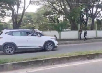 ಬಾನೆಟ್ ಮೇಲೆ ಪೊಲೀಸ್ ಸಿಬ್ಬಂದಿಯನ್ನು ಹೊತ್ತೊಯ್ದ ಕಾರು ಚಾಲಕ!