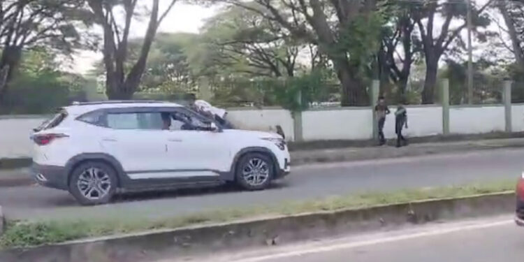 ಬಾನೆಟ್ ಮೇಲೆ ಪೊಲೀಸ್ ಸಿಬ್ಬಂದಿಯನ್ನು ಹೊತ್ತೊಯ್ದ ಕಾರು ಚಾಲಕ!