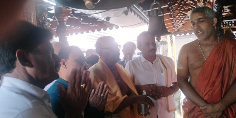 ಡಾ| ಡಿ. ವೀರೇಂದ್ರ ಹೆಗ್ಗಡೆಯವರ 76 ನೇ ಹುಟ್ಟುಹಬ್ಬದ ಪ್ರಯುಕ್ತ ಪುತ್ತೂರು ಶ್ರೀ ಮಹಾಲಿಂಗೇಶ್ವರ ದೇವರಿಗೆ ಏಕದಶ ರುದ್ರಾಭಿಷೇಕ ಸೇವೆ…!!!