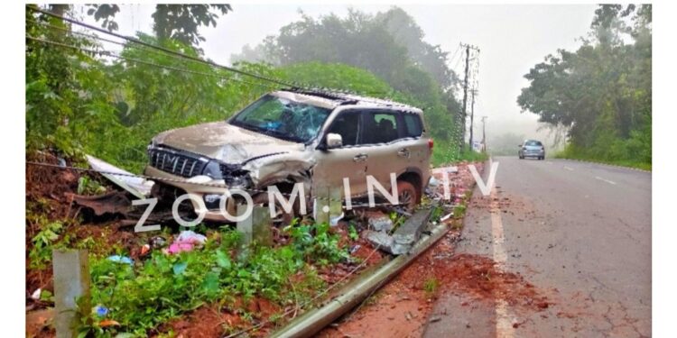 ಪುತ್ತೂರು: ಚಾಲಕನ ನಿಯಂತ್ರಣ ತಪ್ಪಿ ವಿದ್ಯುತ್ ಕಂಬಕ್ಕೆ ಕಾರ್ ಡಿಕ್ಕಿ..!!