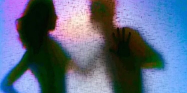 ಖಾಸಗಿ ಫೋಟೋ ಕಳಿಸಿ ಸರ್ಕಾರಿ ನೌಕರನಿಂದ 2.5 ಕೋಟಿ ವಸೂಲಿ – ನಾಲ್ವರು ಅರೆಸ್ಟ್