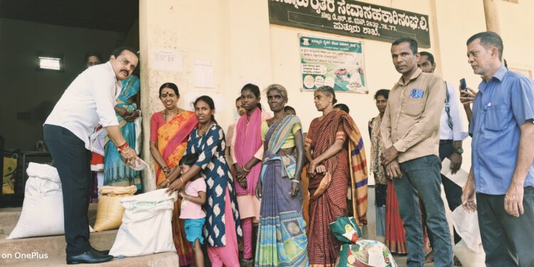 ಕೋಡಿಂಬಾಡಿ ಪಡಿತರ ಅಂಗಡಿಗೆ ದಿಡೀರ್ ಭೇಟಿ :ರೇಶನ್ ಅಕ್ಕಿ ಪರಿಶೀಲನೆ ಮಾಡಿದ ಶಾಸಕ ಅಶೋಕ್ ರೈ