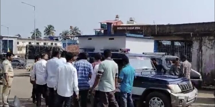 ಉದ್ಯೋಗ ಕೊಡಿಸಲು ಮುಸ್ಲಿಂ ಯುವತಿಯನ್ನು ಕರೆ ತಂದಿದ್ದಕ್ಕೆ ಹಿಂದೂ ಯುವಕನ ಮೇಲೆ ಹಲ್ಲೆ.!!