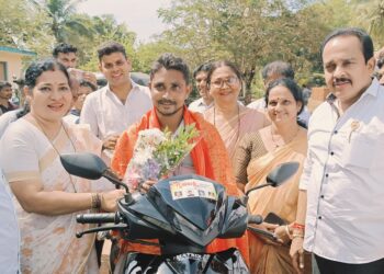 ಗೃಹಲಕ್ಷ್ಮಿ‌ಹಣದಿಂದ ಗಂಡನಿಗೆ ಸ್ಕೂಟರ್ ಕೊಡಿಸಿದ ಮಹಿಳೆ :ಸನ್ಮಾನಿಸಿದ ಶಾಸಕ ಅಶೋಕ್ ರೈ