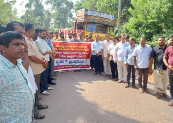 ವಿಟ್ಲ- ಉಕ್ಕುಡ ರಸ್ತೆ ಅಭಿವೃದ್ಧಿಗೆ ಆಗ್ರಹಿಸಿ ರಸ್ತೆ ತಡೆ : ಪ್ರತಿಭಟನೆ