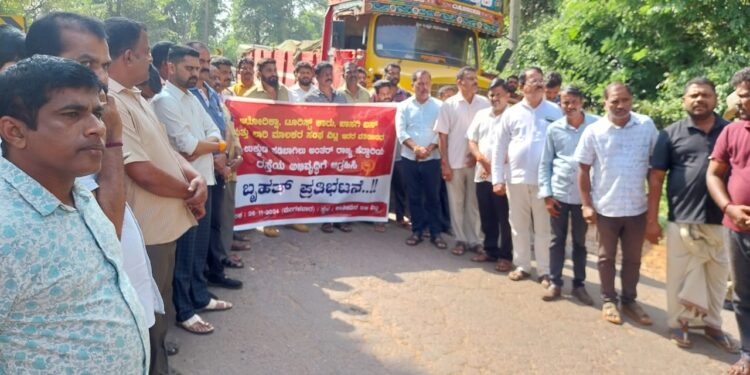 ವಿಟ್ಲ- ಉಕ್ಕುಡ ರಸ್ತೆ ಅಭಿವೃದ್ಧಿಗೆ ಆಗ್ರಹಿಸಿ ರಸ್ತೆ ತಡೆ : ಪ್ರತಿಭಟನೆ