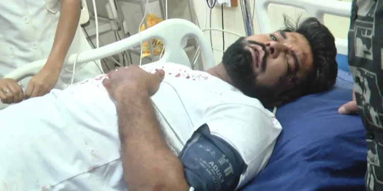 ಗಂಡನಿಲ್ಲದ ಒಂಟಿ ಹೆಣ್ಣಿನ ಮನೆಗೆ ಊಟಕ್ಕೆಂದು ಹೋಗಿದ್ದ ಯುವಕ : ಗುಂಡಿನ ದಾಳಿ