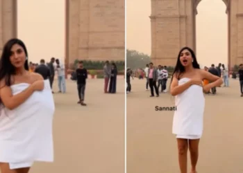 ಬರೀ ಟವೆಲ್‌ ಸುತ್ತಿಕೊಂಡು ಇಂಡಿಯಾ ಗೇಟ್‌ ಬಳಿ ಯುವತಿಯ ಬೋಲ್ಡ್‌ ಡಾನ್ಸ್‌; ವಿಡಿಯೋ ವೈರಲ್‌