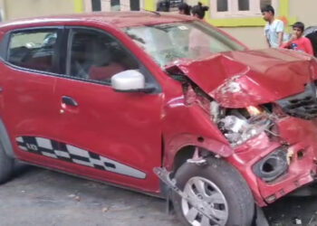 ಮೊಬೈಲ್ ನೋಡ್ತಾ ಮನೆಮುಂದೆ ಕೂತಿದ್ದ ವ್ಯಕ್ತಿಗೆ ಕಾರು ಡಿಕ್ಕಿ – 2 ಕಾಲುಗಳು ಕಟ್