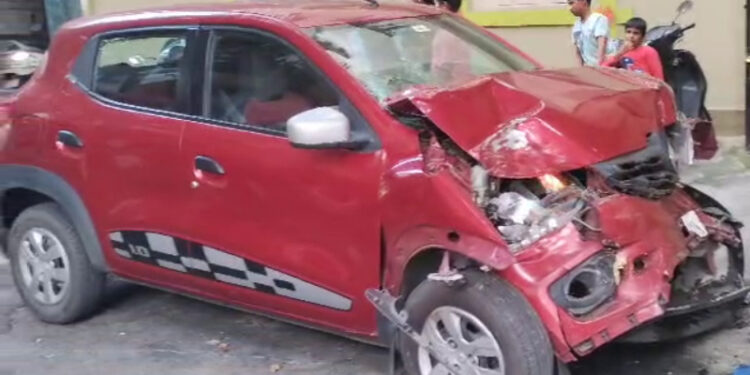 ಮೊಬೈಲ್ ನೋಡ್ತಾ ಮನೆಮುಂದೆ ಕೂತಿದ್ದ ವ್ಯಕ್ತಿಗೆ ಕಾರು ಡಿಕ್ಕಿ – 2 ಕಾಲುಗಳು ಕಟ್