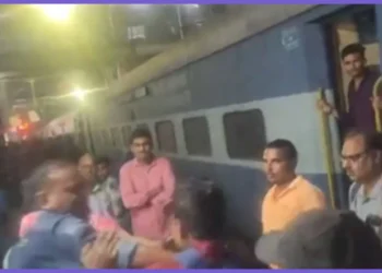 ಪ್ರಿಯಕರನೊಂದಿಗೆ ಪರಾರಿಯಾಗಲು ಯತ್ನಿಸುತ್ತಿದ್ದಾಗ ಗಂಡನ ಕೈಗೆ ಸಿಕ್ಕಿ ಬಿದ್ದ ಹೆಂಡ್ತಿ; ರೈಲ್ವೆ ಸ್ಟೇಷನ್‌ನಲ್ಲಿ ನಡೆಯಿತು ಹೈ ಡ್ರಾಮ