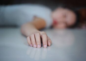 ಹೆಂಡತಿ ಪ್ರಿಯಕರನೊಂದಿಗೆ ಮಲಗಿದ್ದನ್ನು ಕಂಡು ಹಾಸಿಗೆಯಲ್ಲೇ ಕೊಂದ ಗಂಡ