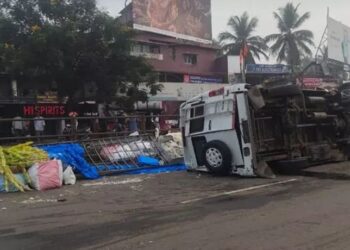 ಬಂಟ್ವಾಳ: ಟಯರ್ ಬ್ಲಾಸ್ಟ್ ಆಗಿ ಟೆಂಪೋ ಟ್ರಾವೆಲರ್ ಪಲ್ಟಿ..!!