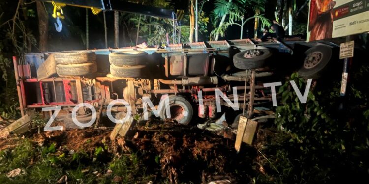 ಪುತ್ತೂರು: ಚಾಲಕನ ನಿಯಂತ್ರಣ ತಪ್ಪಿ ಲಾರಿ ಪಲ್ಟಿ..!!!