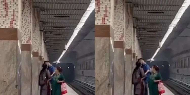 ಮೆಟ್ರೋ ನಿಲ್ದಾಣದಲ್ಲಿ ಎಲ್ಲರೆದುರಲ್ಲೇ ಲಿಪ್ ಟು ಲಿಪ್ ಕಿಸ್ ಮಾಡುತ್ತಾ ನಿಂತ ಜೋಡಿ; ವಿಡಿಯೋ ವೈರಲ್