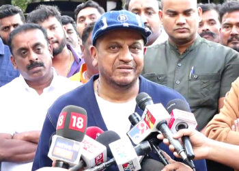 ಹುಷಾರಾಗಿ ವಾಪಸ್ ಬರ್ತೀನಿ.. ಅಮೆರಿಕಾಗೆ ತೆರಳುವಾಗ ಶಿವಣ್ಣ ಕಣ್ಣೀರು