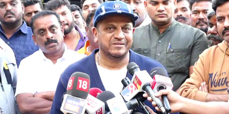 ಹುಷಾರಾಗಿ ವಾಪಸ್ ಬರ್ತೀನಿ.. ಅಮೆರಿಕಾಗೆ ತೆರಳುವಾಗ ಶಿವಣ್ಣ ಕಣ್ಣೀರು