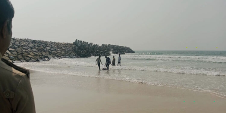 ಮಂಗಳೂರು: ಬೀಚ್ಗೆ ಹೋಗಿದ್ದ ಮೂವರು ಪ್ರವಾಸಿಗರು ಸಮುದ್ರಪಾಲು, ಓರ್ವ ರಕ್ಷಣೆ..!!