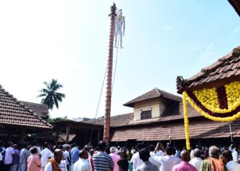 ವಿಟ್ಲ ಮಹತೋಭಾರ ಶ್ರೀ ಪಂಚಲಿಂಗೇಶ್ವರ ದೇವಸ್ಥಾನದ ಕಾಲಾವಧಿ ಜಾತ್ರೋತ್ಸವದ ಧ್ವಜಾರೋಹಣ..!!