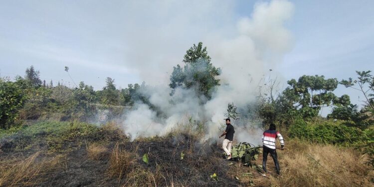 ಪುತ್ತೂರು: ಆಕಸ್ಮಿಕ ಬೆಂಕಿ: ಕೂಡಲೇ ಬೆಂಕಿ ನಂದಿಸಿದ ವಿಹಿಂಪ ಭಜರಂಗದಳ ಕಾರ್ಯಕರ್ತರು..!!