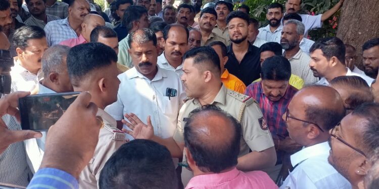 ನೆಲಸಮಗೊಂಡ ರಾಜೇಶ್ ಬನ್ನೂರು ಮನೆಯ ಎದುರು ಬಿಜೆಪಿ ವತಿಯಿಂದ ಪ್ರತಿಭಟನೆ…!!!!