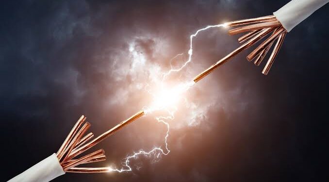 ಅಲ್ಯೂಮಿನಿಯಂ ದೋಟಿಗೆ ವಿದ್ಯುತ್‌ ಸ್ಪರ್ಶ ಕಾರ್ಮಿಕ ಮೃತ್ಯು..!!