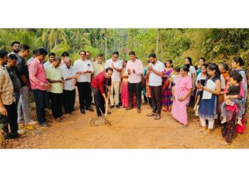 40 ವರ್ಷಗಳಿಂದ ನೆನೆಗುದಿಗೆ ಬಿದ್ದಿದ್ದ ಮಂಜಲ್ಪಡ್ಪು ಪೆರಿಯತ್ತೋಡಿ ಆಶ್ರಯ ಕಾಲನಿ ರಸ್ತೆ ವಿವಾದ ಸುಖಾಂತ್ಯ :ರಸ್ತೆ ಮಾಡುವ ಜಾಗ ಖಾಸಗಿಯವರದ್ದಾದಲ್ಲಿ ಸರಕಾರದಿಂದ ಸೂಕ್ತ ಪರಿಹಾರ ಕೊಡಿಸುವೆ: ಶಾಸಕ ಅಶೋಕ್ ರೈ