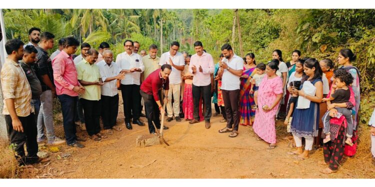 40 ವರ್ಷಗಳಿಂದ ನೆನೆಗುದಿಗೆ ಬಿದ್ದಿದ್ದ ಮಂಜಲ್ಪಡ್ಪು ಪೆರಿಯತ್ತೋಡಿ ಆಶ್ರಯ ಕಾಲನಿ ರಸ್ತೆ ವಿವಾದ ಸುಖಾಂತ್ಯ :ರಸ್ತೆ ಮಾಡುವ ಜಾಗ ಖಾಸಗಿಯವರದ್ದಾದಲ್ಲಿ ಸರಕಾರದಿಂದ ಸೂಕ್ತ ಪರಿಹಾರ ಕೊಡಿಸುವೆ: ಶಾಸಕ ಅಶೋಕ್ ರೈ