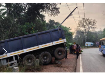 ನಿಯಂತ್ರಣ ತಪ್ಪಿ ವಿದ್ಯುತ್ ಕಂಬಕ್ಕೆ ಡಿಕ್ಕಿ ಹೊಡೆದ ಲಾರಿ…!!!!
