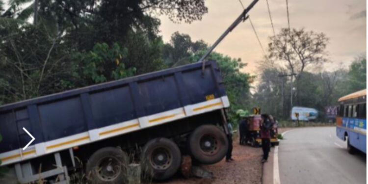 ನಿಯಂತ್ರಣ ತಪ್ಪಿ ವಿದ್ಯುತ್ ಕಂಬಕ್ಕೆ ಡಿಕ್ಕಿ ಹೊಡೆದ ಲಾರಿ…!!!!