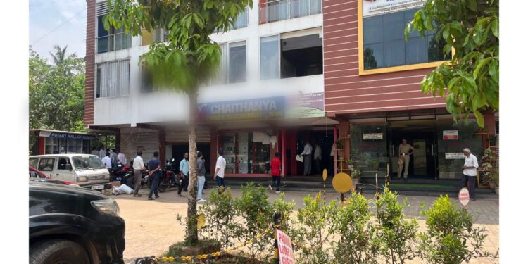 ಪುತ್ತೂರು: ಸಾಲ ಮರುಪಾವತಿಯಾಗದ ಹಿನ್ನಲೆ ವಾಣಿಜ್ಯ ಸಂಕೀರ್ಣಕ್ಕೆ ಬೀಗ..!!!